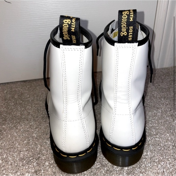 Dr Marten men’s 6 / women’s 8 1460 LEATHER LACE UP BOOTS (Practically NEW) - Picture 2 of 7